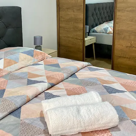 Filip Lux Sa Garazom *