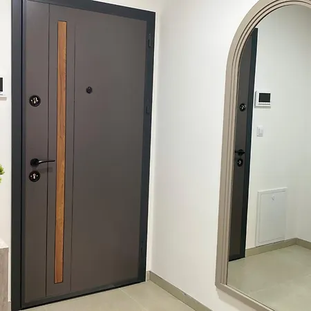 Filip Lux Sa Garazom Lägenhet