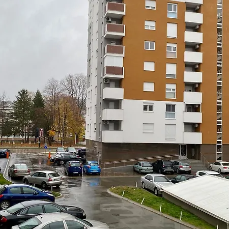 Filip Lux Sa Garazom