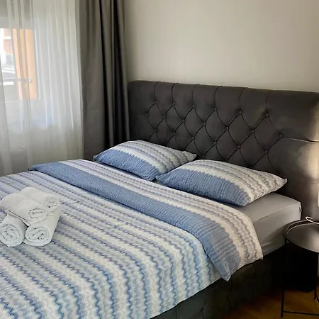 Apartman Filip Sa Garazom شقة *